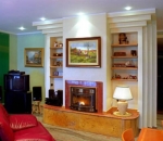 rivestimento-camino-in-travertino-rosso-e-travertino-giallo-persiano