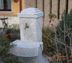 fontana-in-pietra-locale-arredo-urbano