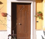 Portale in pietra apicena con cornice in timpano