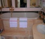 rivestimento-bagno-in-rosa-portogallo-particolare-il-rivestimento-della-vasca-da-bagno