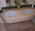 rivestimento-bagno-in-rosa-portogallo-particolare-il-rivestimento-top-del-lavabo