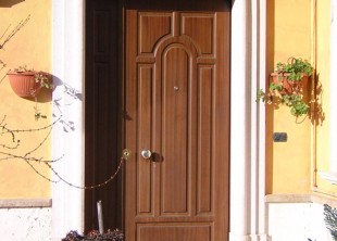 Portale in Pietra Apicena con cornice in timpano.