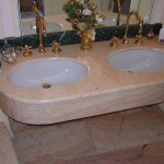 Rivestimento bagno in rosa Portogallo, particolare il rivestimento TOP del lavabo.