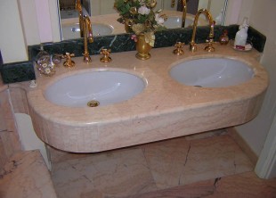 Rivestimento bagno in rosa Portogallo, particolare il rivestimento TOP del lavabo.