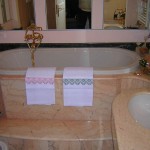 Rivestimento bagno in rosa Portogallo, particolare il rivestimento della vasca da bagno.