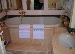 Rivestimento bagno in rosa Portogallo, particolare il rivestimento della vasca da bagno.
